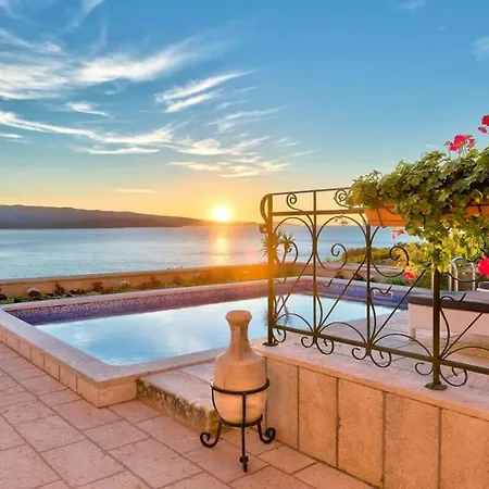 Villa Renovated Beachfront With Stunning Viewss