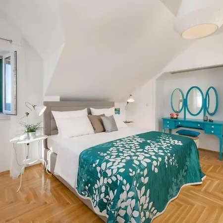 Renovated Beachfront With Stunning Viewss *