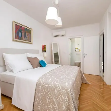 Renovated Beachfront With Stunning Viewss Villa