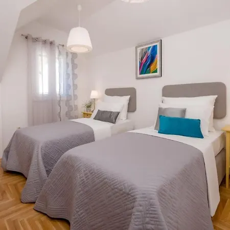 Renovated Beachfront With Stunning Viewss Villa
