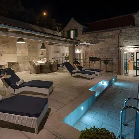 Renovated Beachfront With Stunning Viewss *