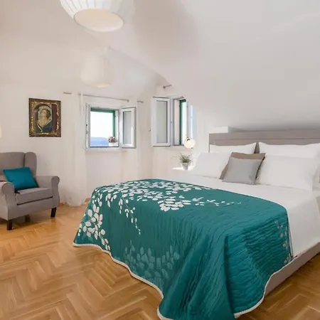 Villa Renovated Beachfront With Stunning Viewss *